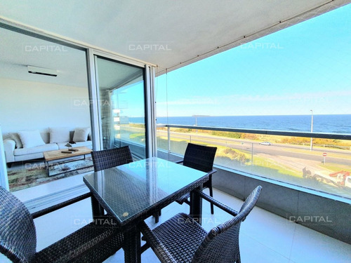 Imagen 5 de 19 de Venta Departamento Primera Línea Dos Dormitorios Y Dependencia De Servicio En Playa Mansa Punta Del Este - Punta Del Este Mansa