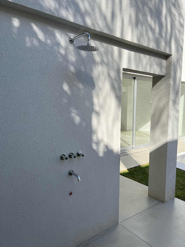 Casa De Estilo Francés, A Metros De La Av. Libertador, Remodelada A Nueva Con Un Concepto Moderno.