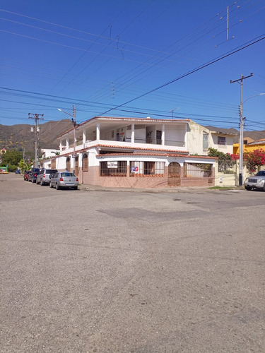 Maria Jose Castro Vende Casa Comercial - Urb La Esmeralda Sar-557