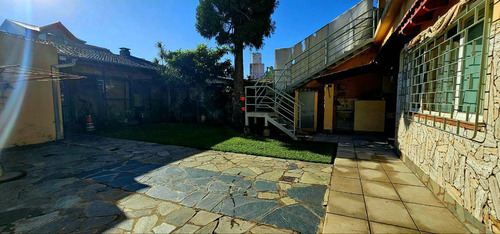 Gran Casa De 5 Ambientes Con Jardín Y Quincho En Antártida Argentina, Carapachay