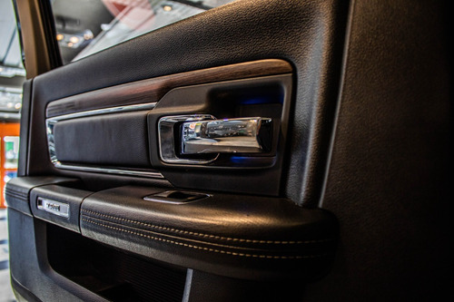 Imagen 20 de 24 de Ram 1500 5.7 V8 Laramie 4x4 2015 Negro