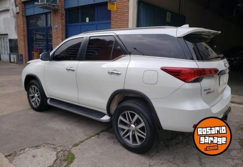Imagen 13 de 19 de Toyota Hilux Sw4 2017 2.8 Srx 177cv 4x4 7as At