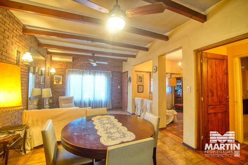 Casa 6 Ambientes, Suite, Escritorio, Cochera, Jardín Con Pileta Y Terraza.