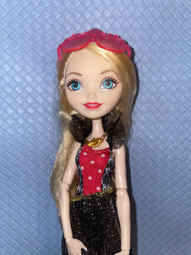061 - Ever After High - Apple White Praia (Usado)