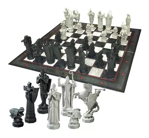 Xadrez de rainha branca, cavalo preto e rei do filme de harry potter no  tabuleiro de xadrez - são petersburgo, rússia, junho de 2021.