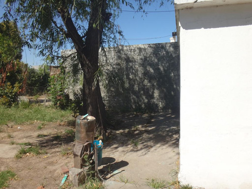 Casa De 2 Dormitorios En Zona Industrial, Cocina Comedor, Baño, Lavadero Patio De 240 M2 Con Galpón Parabólico De 100 M2 (ideal Taller /depósito). Terreno De 10 X 38 Orientado Al Norte.