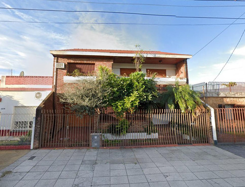 Casa 5 Ambientes C/ Cochera P/ 3 Autos 300 M² Cub. - San Justo