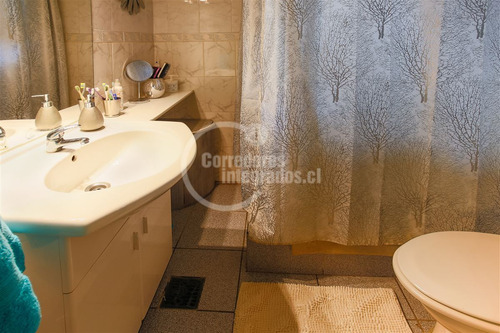 Casa En Venta De 5 Dorm. En Las Condes