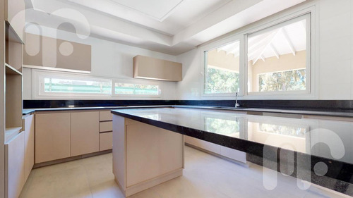 Venta Casa De 7 Dormitorios En Miralagos
