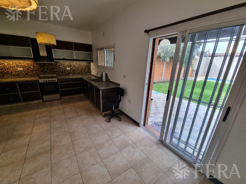 Venta De Casa 5 Ambientes Con Cochera Y Piscina En Belén De Escobar