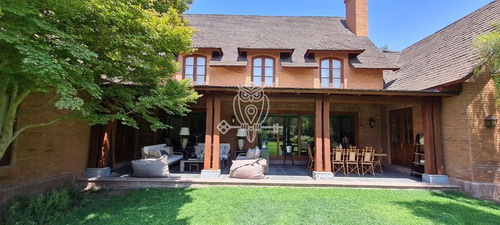 Casa Estilo Ingles En Venta De 7 Dorm. Las Brisas En Colina