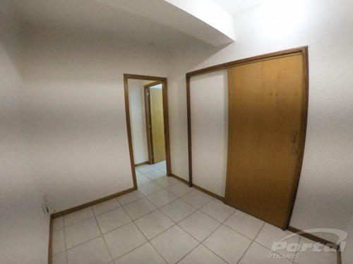 Sala Comercial Localizada No Bairro Centro Com Aproximadamente 45,00 M² Com Divisórias Formando 2 Ambientes, 01 Banheiro E Demais Dependências. - 3573521l