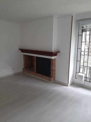 Imagen 5 de 9 de Arriendo Apartamento Barrio Santa Bárbara 2 Parqueaderos