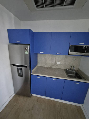 Oficina En Alquiler Naguanagua Hesperia World Center. 7 Cubículos, Amoblado, Cámaras De Seguridad (mer)