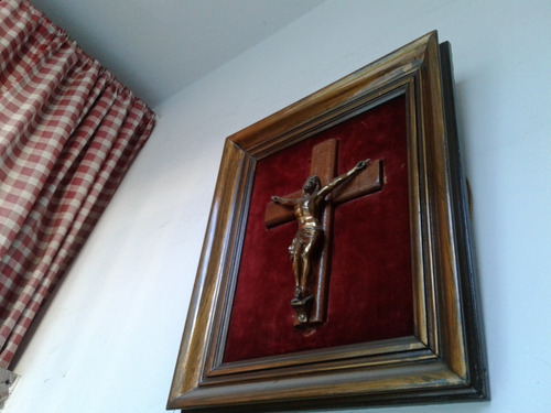 Antiguo Cuadro Crucifijo Cristo Marco De Madera Y Fondo Rojo