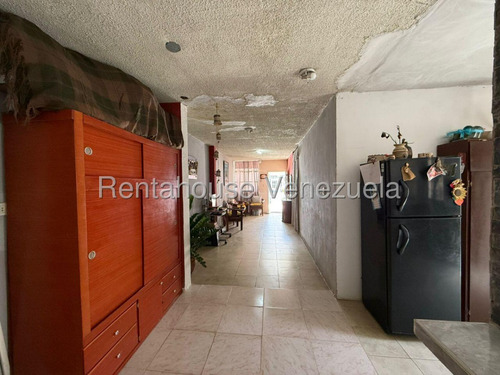 Raiza Suárez Vende Amplia Casa Ubicada En El Este De Barquisimeto 2 5 2 4 4 8 6 Con Área De Lavado, Cocina De Mampostería Y Con Fundaciones Para El Segundo Nivel.