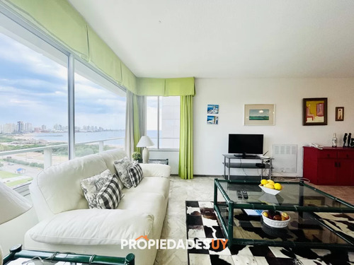 Apartamento De 2 Dormitorios Frente Al Mar, Con Vista - Playa Mansa, Venta