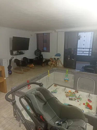 Vendo Apartamento Ubicado En La Parte Baja De La Loma De Los Bernal.