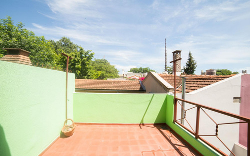 Casa En Triplex 4 Ambientes Impecables. Cochera .patio. Terraza