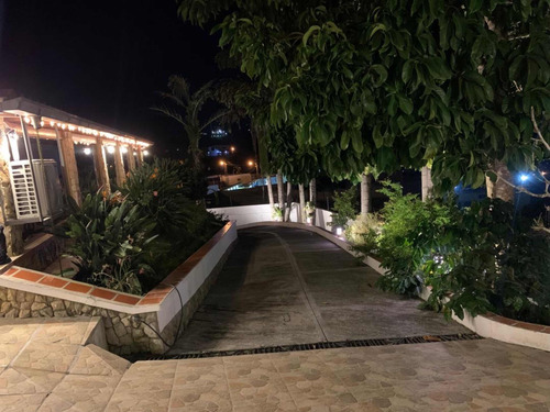 Casa En Venta Remodelada En Colinas De Carrizal