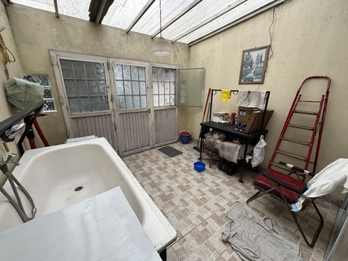 Casa 2 Dormitorios, Amplio Jardín Con Galpón Y Dpto Al Fondo