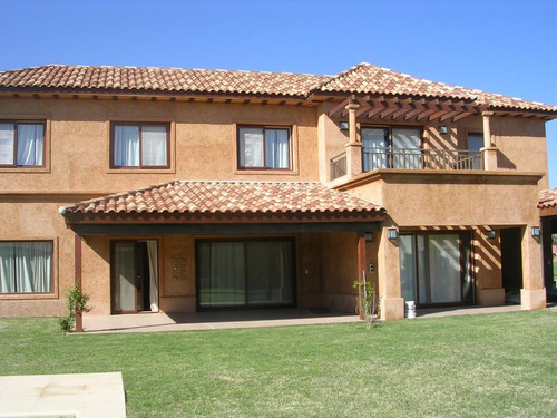 Casa De 4 Dormitorios Con Pileta - Funes
