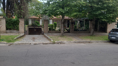 Casa Sobre Lote Propio Con Jardin Y Pileta A Refaccionar