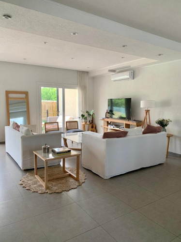 Imagen 5 de 16 de ** Venta Casa Buenos Aires Village