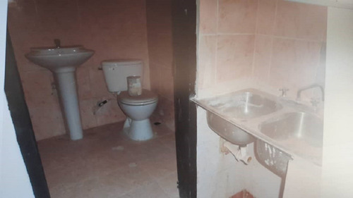 Imagen 9 de 9 de Local En Valencia, Licencia De Licores, 18 Habitac. Oferta