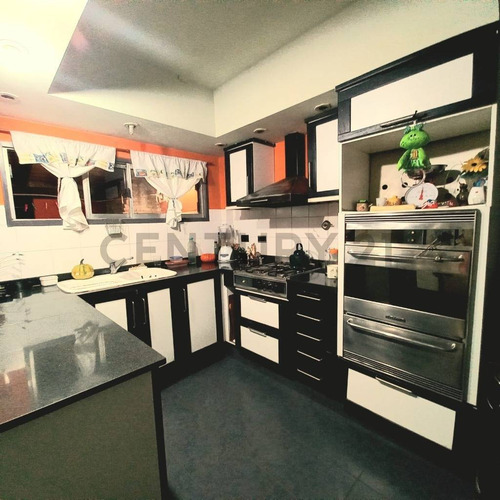 Venta Casa 5 Ambientes - Padua Centro - Con Parque Y Pileta