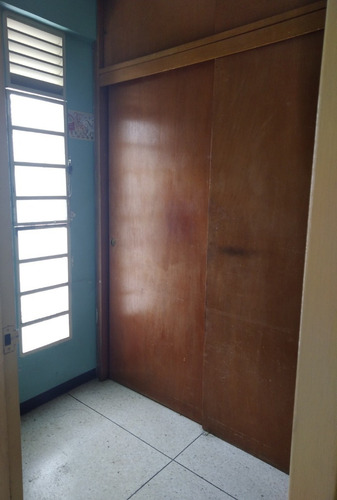 Imagen 11 de 21 de Casa-quinta De Dos Plantas En Calle Cerrada