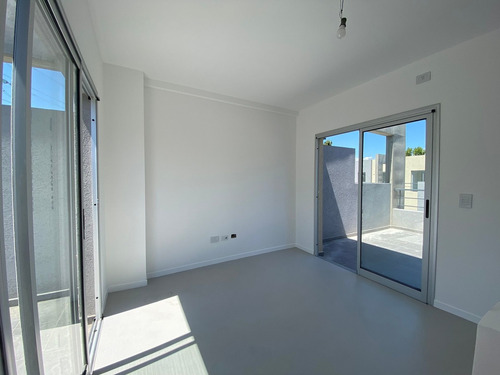 Imagen 23 de 30 de Venta Triplex 5 Ambientes Tigre C/parrilla Jardín