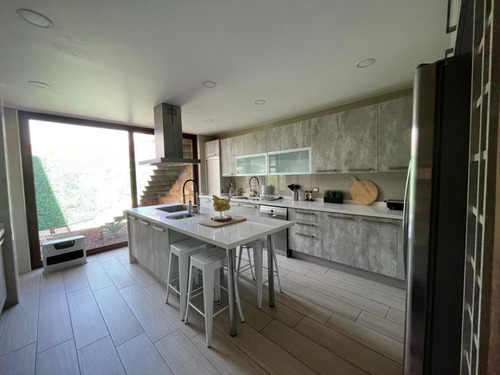 Venta De Espectacular Casa En Hacienda Chacabuco 5 Dorm.