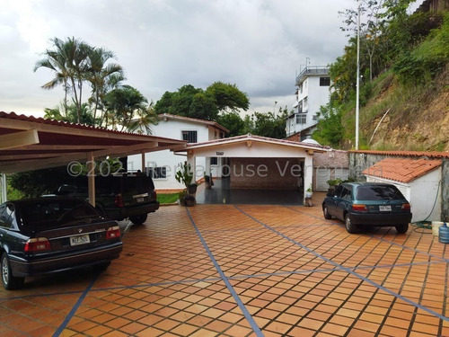 Bella Y Amplia Casa En Venta En Prados Del Este, Caracas  22-27324