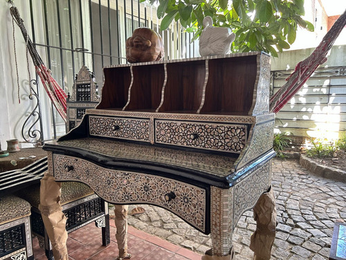 Juego Egipcio Escritorio Sillones Y Silla Plegable Y Espejo Blanco Y Negto (Usado)