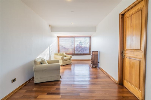Casa En Venta De 4 Dorm. En Las Condes