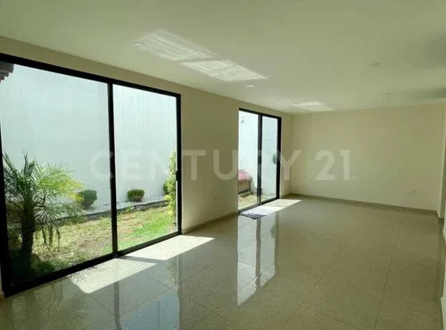 Casa En Venta En Britania La Calera, Puebla.