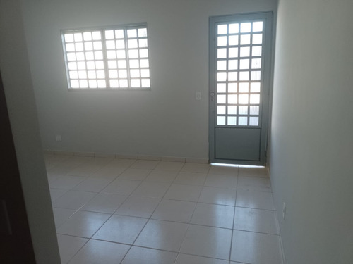 Casa Com 02 (dois) Quartos, Sala, Cozinha, Banheiro, Área De Serviço, Garagem Descoberta Para 01 (um) Veículo E Quintal.