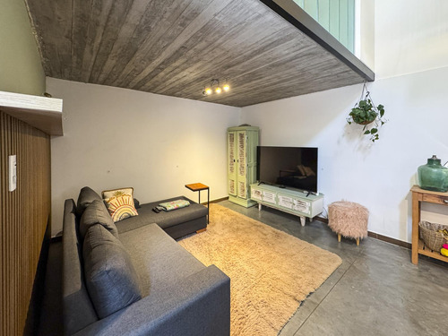 Casa De Pasillo Moderna Con 3 Dormitorios, Patio Y Terraza