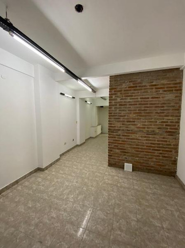 Imagen 3 de 8 de Con Renta $25.000 Peron Al 1600 Y Montevideo 3 Mts De Frente 53 M2