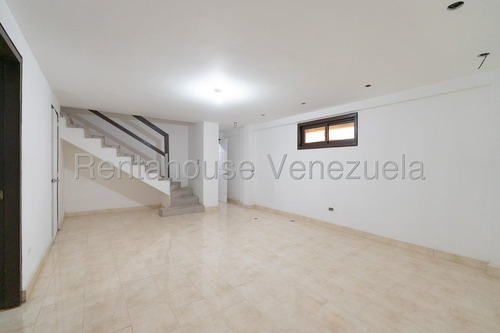 Hermosa Casa De 3 Niveles Que Brinda Tranquilidad Y Confort En Venta Ubicada En El Alto Hatillo 25-8567