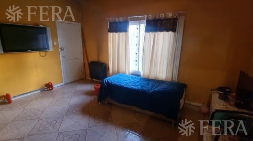 Venta De Casa De 4 Ambientes Con Cochera Y Fondo Libre En Wilde