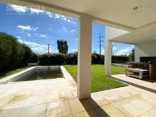 Bellisima Casa En Venta En Barrio Los Lagos. Orientación Norte