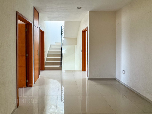 Casa De 3 Niveles En Solares, Coto Zanthe
