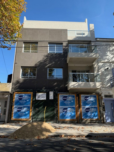 Local En Mataderos, A Metros De Av. Em. Castro