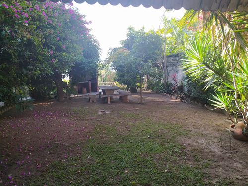 Habitación Para Dama Con Estacionamiento