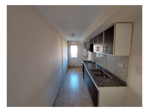 Imagen 2 de 8 de Departamento De 2 Dormitorios Con Cochera En Venta En Barrio Pueyrredón.