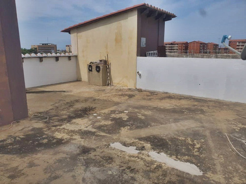 Town House Ubicado En Villas Santa María, Nueva Barcelona (a Pocos Metros Del Farmatodo Del Ingenio) Precio Negociable