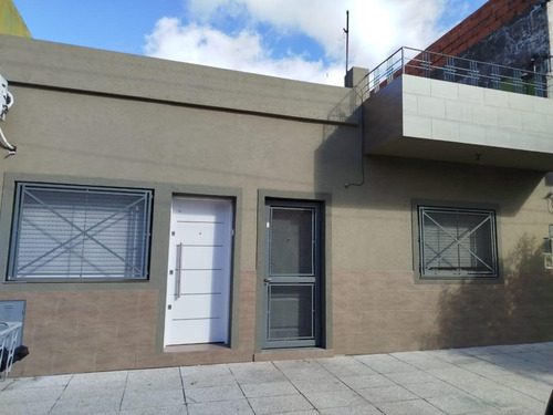 Alquiler Ph 1 Ambiente En Lomas Del Mirador Planta Baja Con Patio Muy Buen Estado