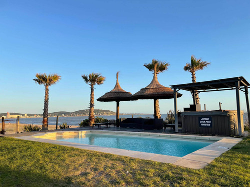Alquilo Piriapolis Lindos Aptos De 1 Y 2 Dormitorios Sobre La Arena Rodeado De Palmeras Piscina Cerrada 38 Grados Sala De Juegos Un Lugar Unico En Piriapolis